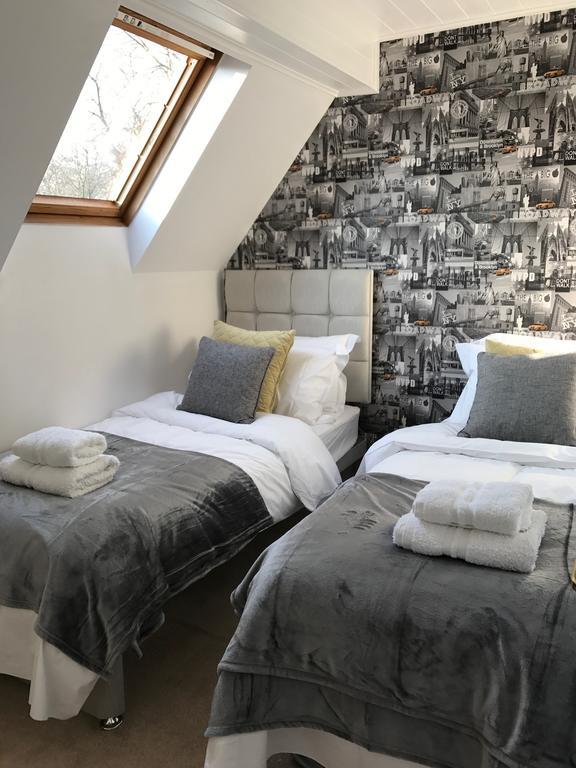 Luxury 3 Bed Home By The Lake South Cerney Bagian luar foto