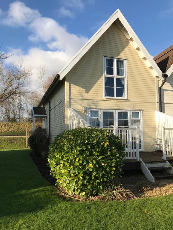 Luxury 3 Bed Home By The Lake South Cerney Bagian luar foto