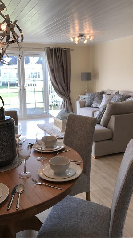 Luxury 3 Bed Home By The Lake South Cerney Bagian luar foto