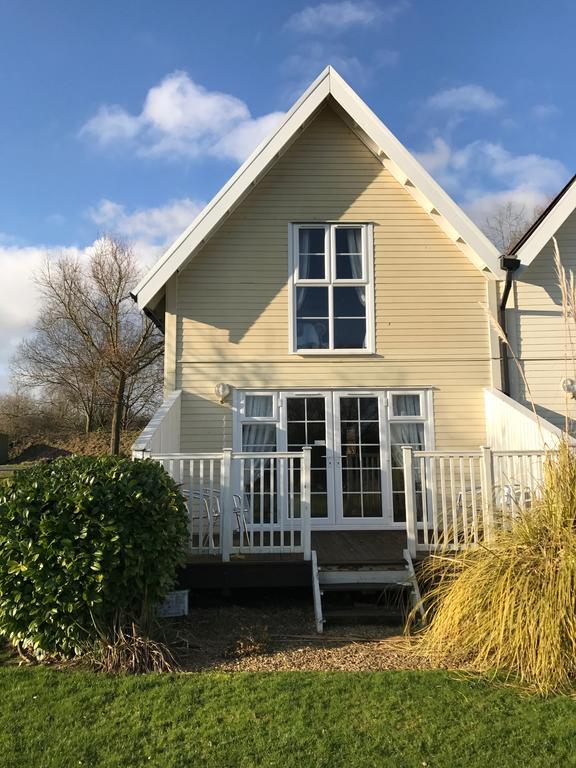 Luxury 3 Bed Home By The Lake South Cerney Bagian luar foto