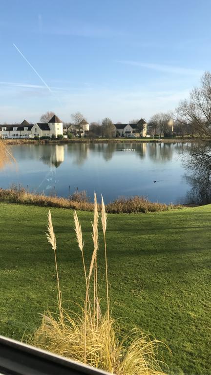 Luxury 3 Bed Home By The Lake South Cerney Bagian luar foto