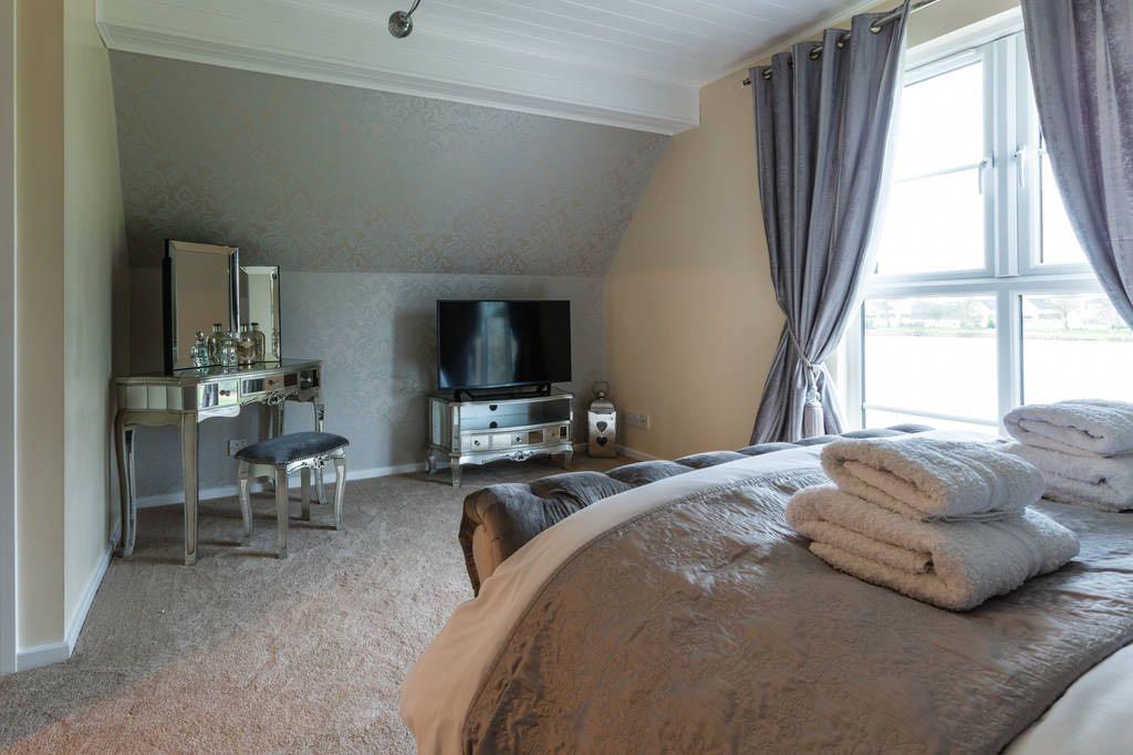 Luxury 3 Bed Home By The Lake South Cerney Bagian luar foto