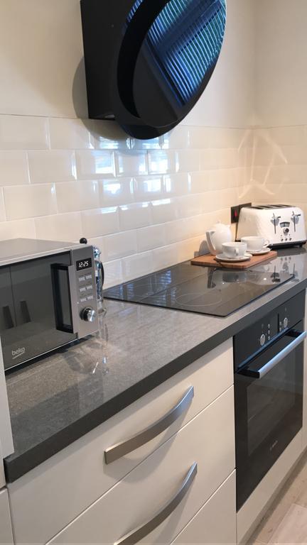 Luxury 3 Bed Home By The Lake South Cerney Bagian luar foto