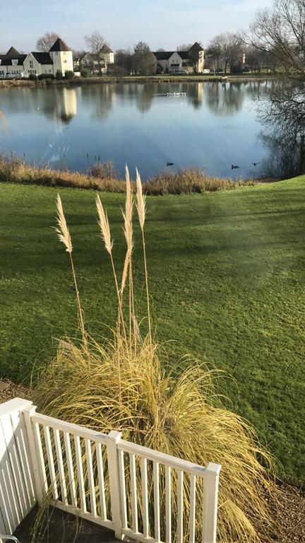 Luxury 3 Bed Home By The Lake South Cerney Bagian luar foto