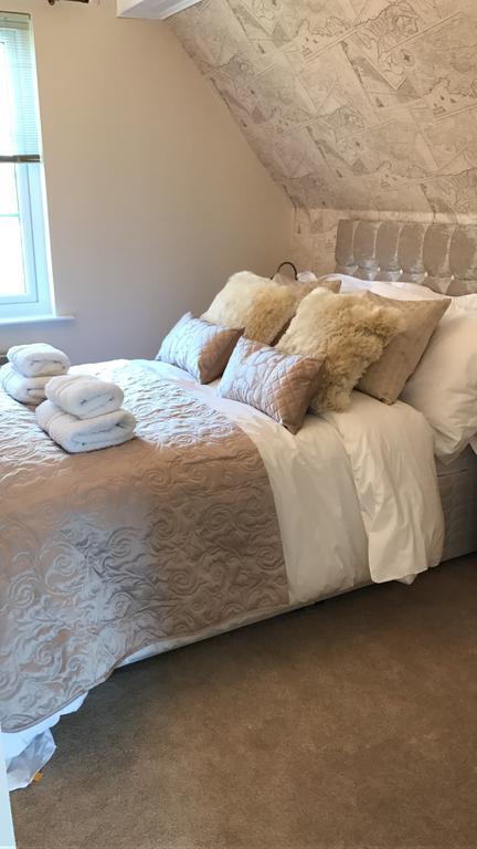 Luxury 3 Bed Home By The Lake South Cerney Bagian luar foto