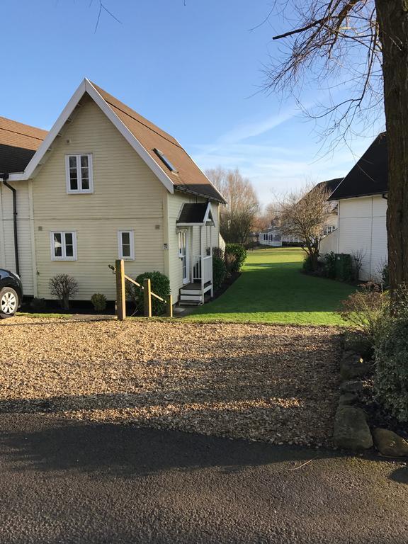 Luxury 3 Bed Home By The Lake South Cerney Bagian luar foto